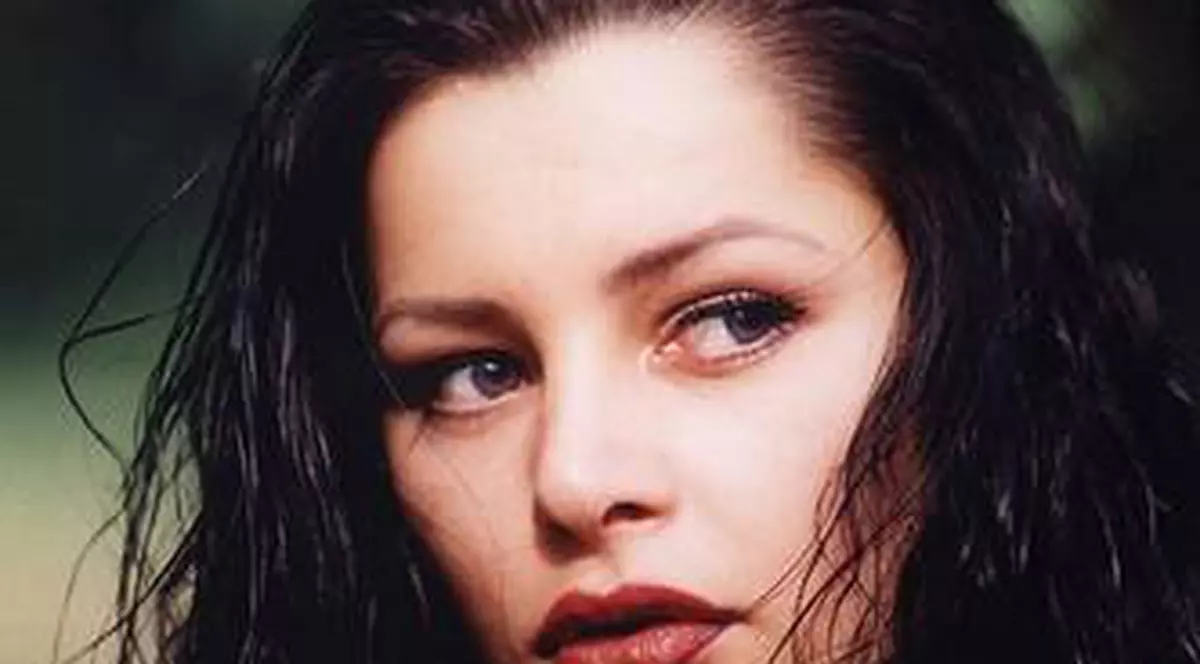 Uite ce mult semăna Brigitte Sfăt cu Catherine Zeta Jones