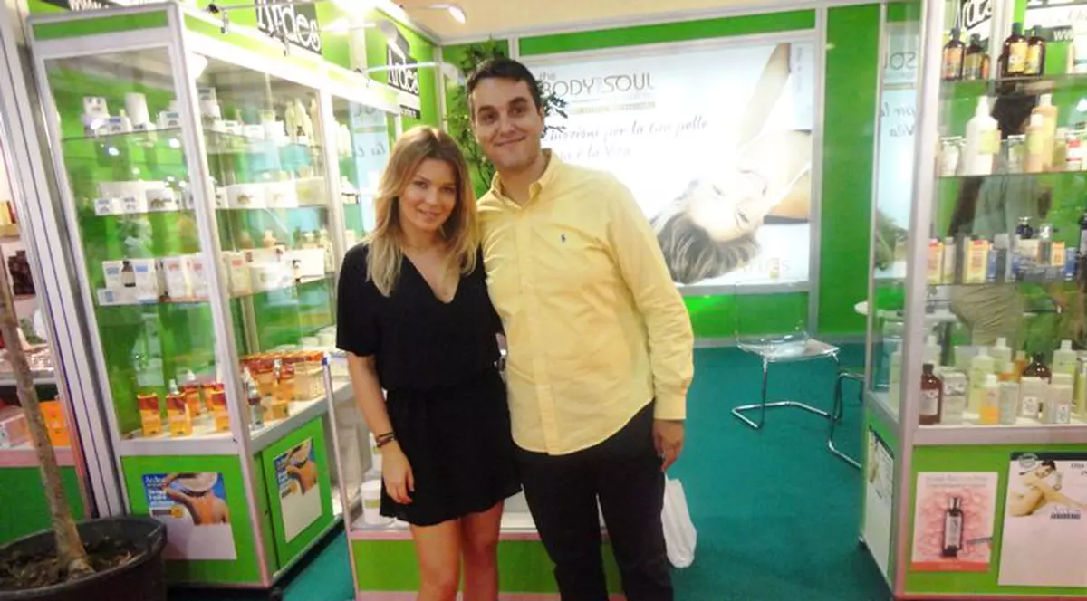 Gina Pistol îşi îngrijeşte părţile intime cu Trei fraţi pătaţi