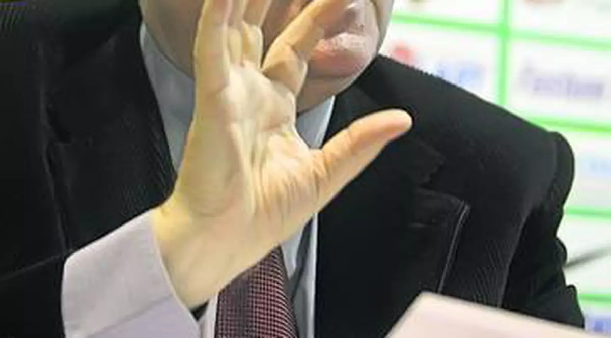 Dumitru Dragomir se teme să nu-l lovească maşina!