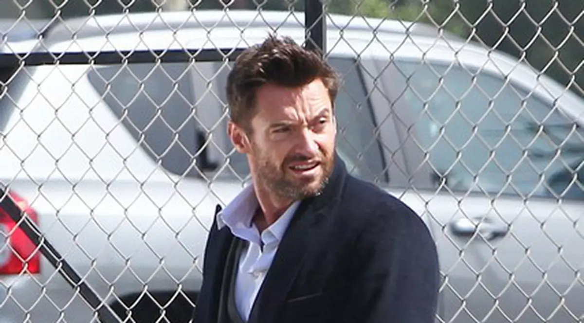 Foto | Hugh Jackman, urinezi în public?