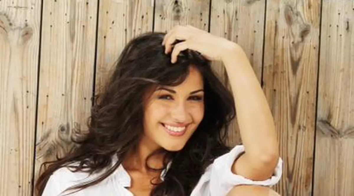 Ai putea să juri că-i cea mai sexy jurată! Alina Eremia are cu ce și nu se sfiește s-o arate