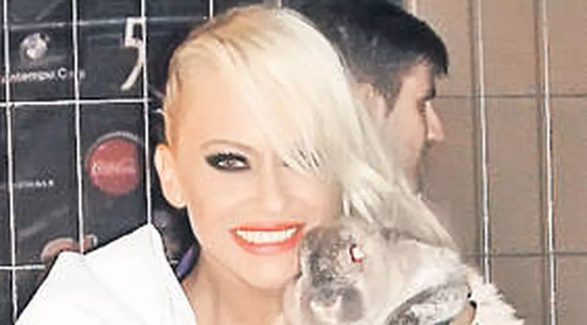 Anda Adam: "Nu aveți dreptul să comentați cum se îmbracă un artist pe scenă"