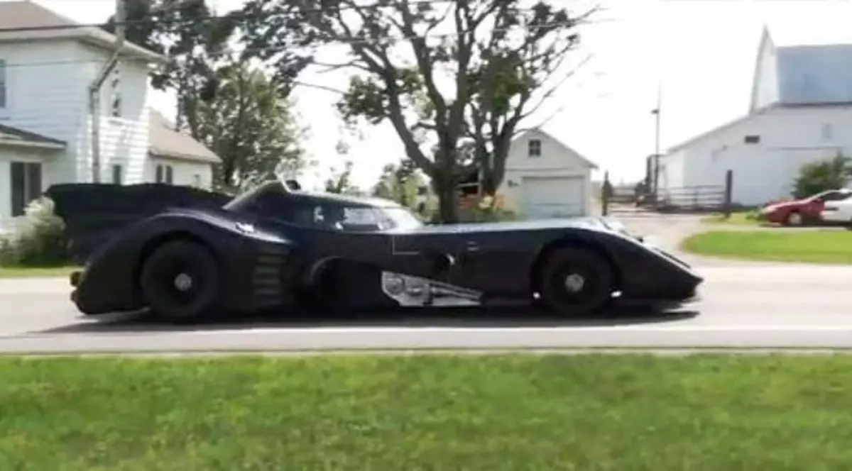 Maşina lui Batman costă 520.000 de dolari. Arată exact ca în film şi are motor de elicopter!