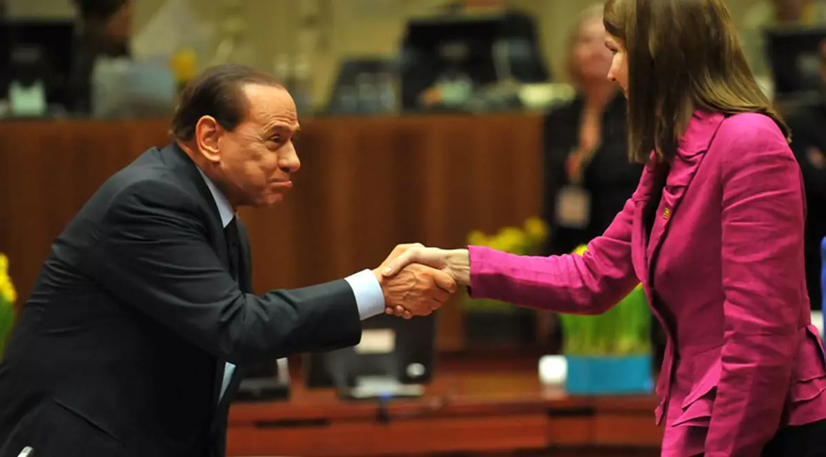 Berlusconi o ţine din gafă în gafă! Află ce glume proaste a făcut de-a lungul timpului premierul italian