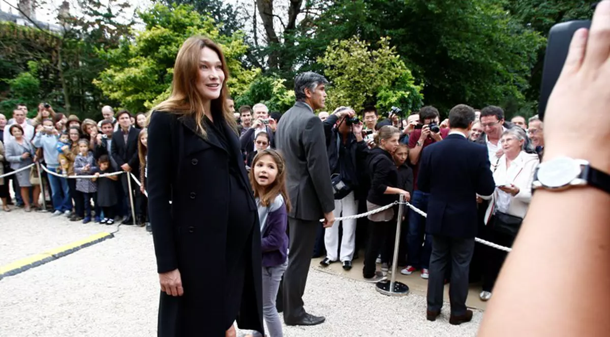 Bebeluşul Carlei Sarkozy ascultă din burtică muzica artiştilor din club 27! Vezi despre cine e vorba