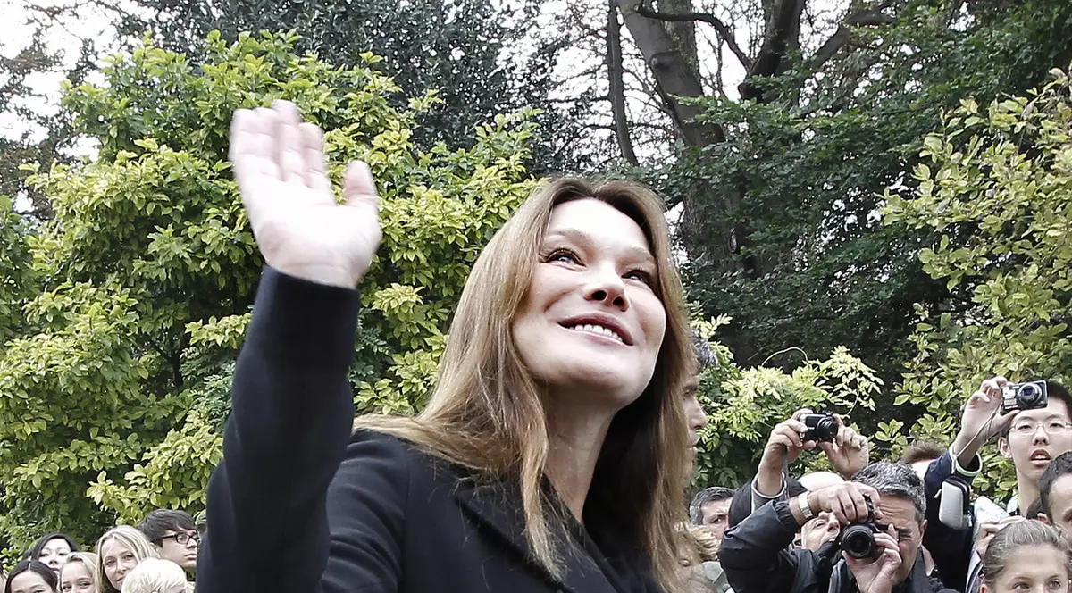 Foto| Carla Bruni Sarkozy şi-a scos burtica la baia de mulţime