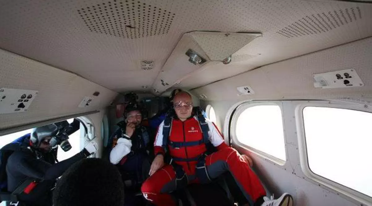 Foto | Costi Ioniță a sărit cu parașuta de la 4.500 de metri