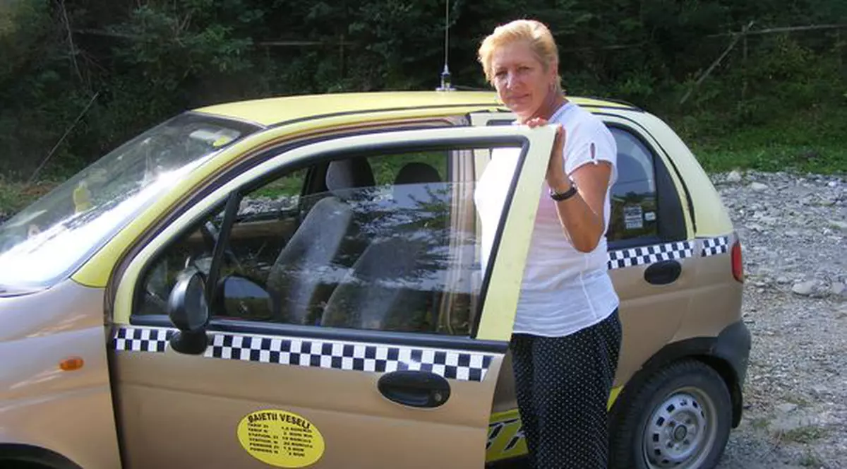 Magdalena Solcan, singura femeie taximetristă din oraşul Gura Humorului: "Bărbaţii nu-s şoferi mai buni, dar sunt mai mulţi"