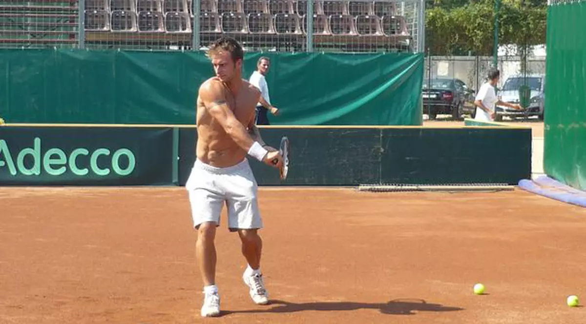 Fetelor, haideţi la tenis! Ia uite ce jucători buni are România!