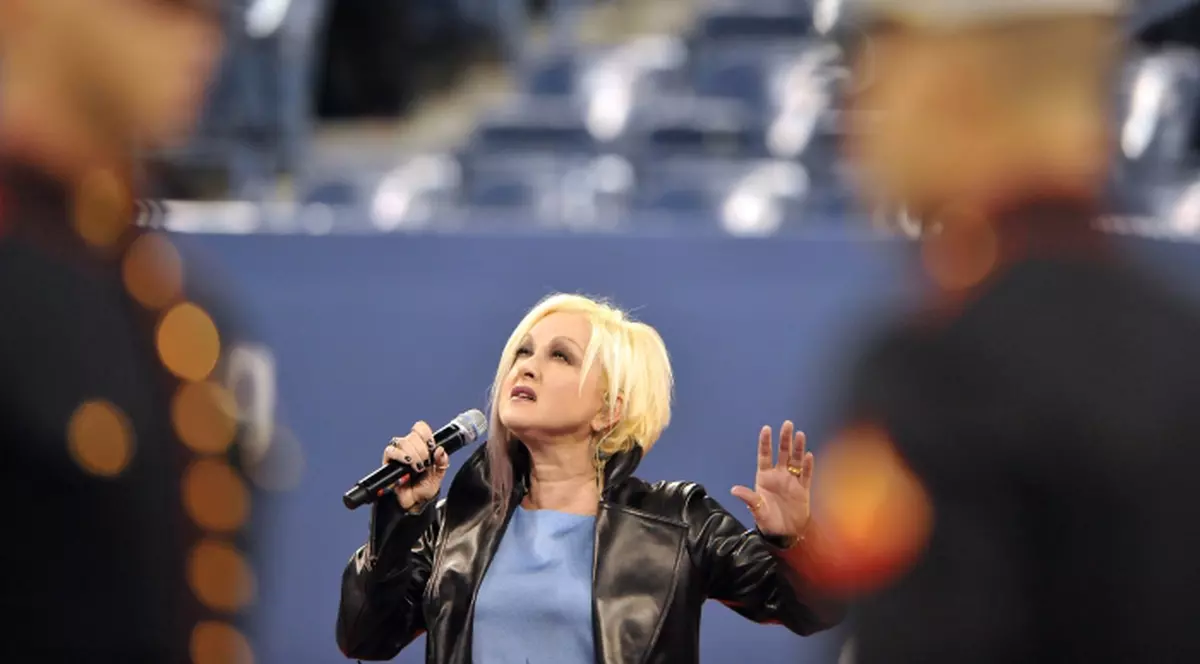 Video | Cyndi Lauper, pe urmele lui Marcel Pavel: a greşit imnul la US Open