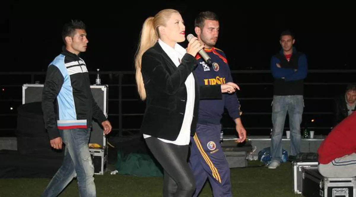 Foto | Elena Gheorghe şi Corina Bud au cântat pe bloc, pentru vecini