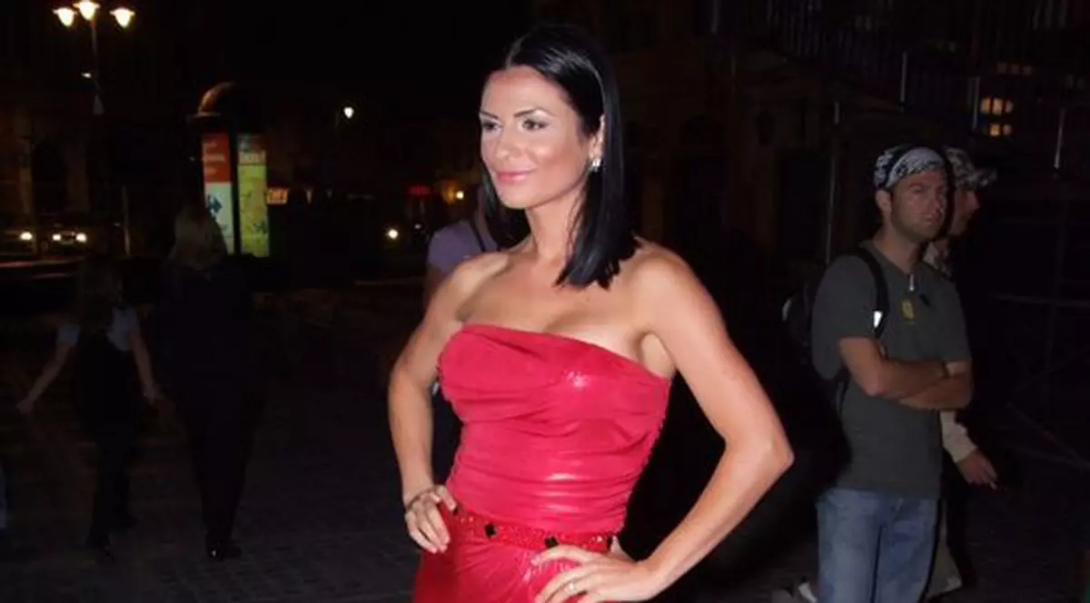 Ellie White, elegantă într-o rochie Mirela Stelea pe covorul roșu  