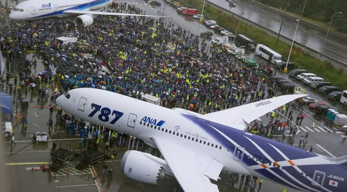 Foto | Ăsta e avionul de 200 de milioane de dolari care merge cu 900 de km/h!