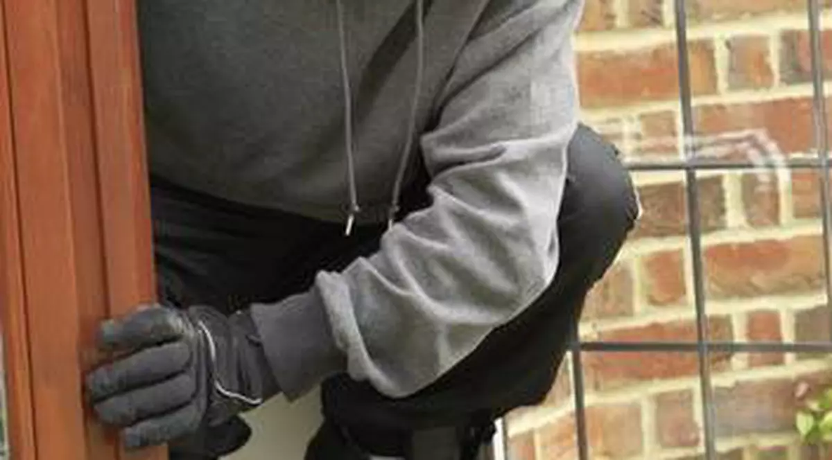 Trei hoți au jefuit un bar, s-au ”cinstit” și au dormit o noapte în arest