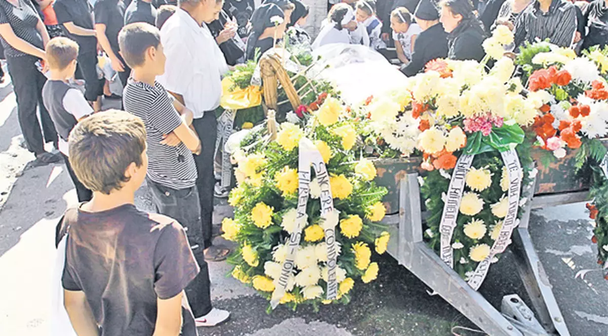 Daniela Boiangiu, mama fetiţei împuşcate în cap de prietenul de joacă, şi-a strigat ieri durerea la înmormântarea copilei sale: "Unde te-ai dus, floarea mea?"