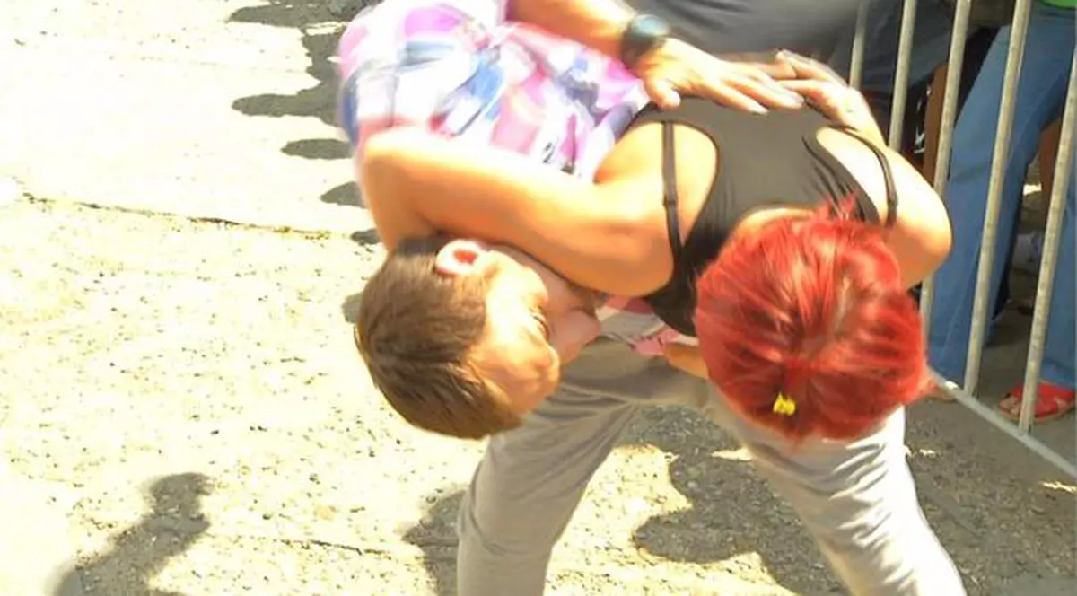 Dani pus la pământ la X Factor. La propriu!