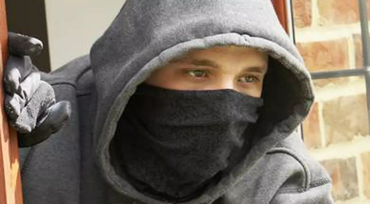 Ce mai fură românii? Hoţul a plecat din farmacie cu medicamente pentru tratarea colonului  