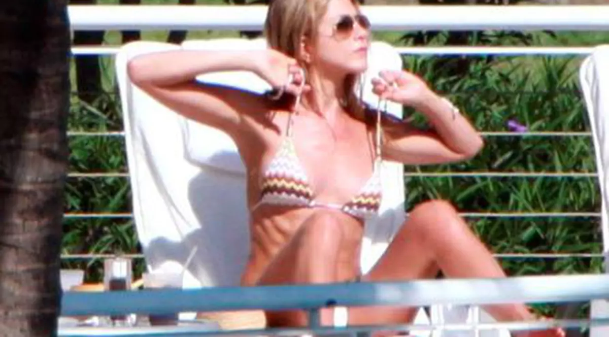Jennifer Aniston a povestit de ce a purtat ani de-a rândul acelaşi costum de baie