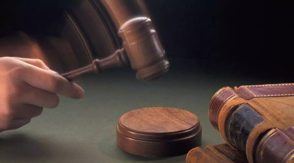 Părinţii care şi-au legat copilul cu lanţul au fost trimişi în judecată 