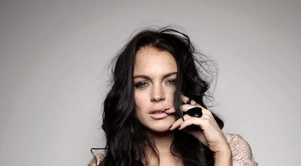 Lindsay Lohan a aruncat cu un pahar într-un fotograf