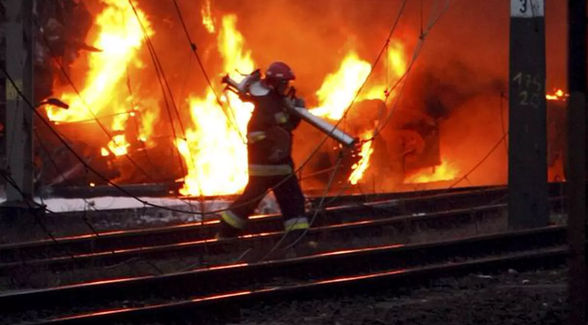 Locomotiva unui tren a luat foc în Hunedoara