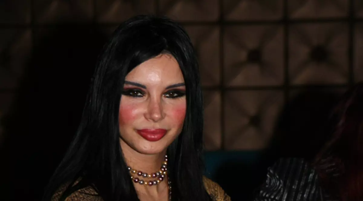 Are 43 de ani dar e la fel de îndrăzneață. Fosta iubită a lui Miron Cozma a încins atmosfera la malul mării