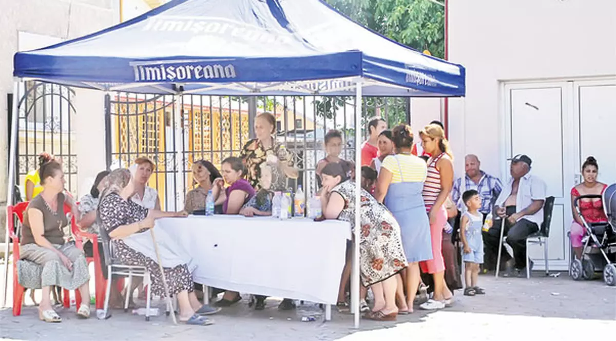 Pentru ei nu e criză! Primarul Rababoc Anghel cheltuiește pe maneliști 45.000 €