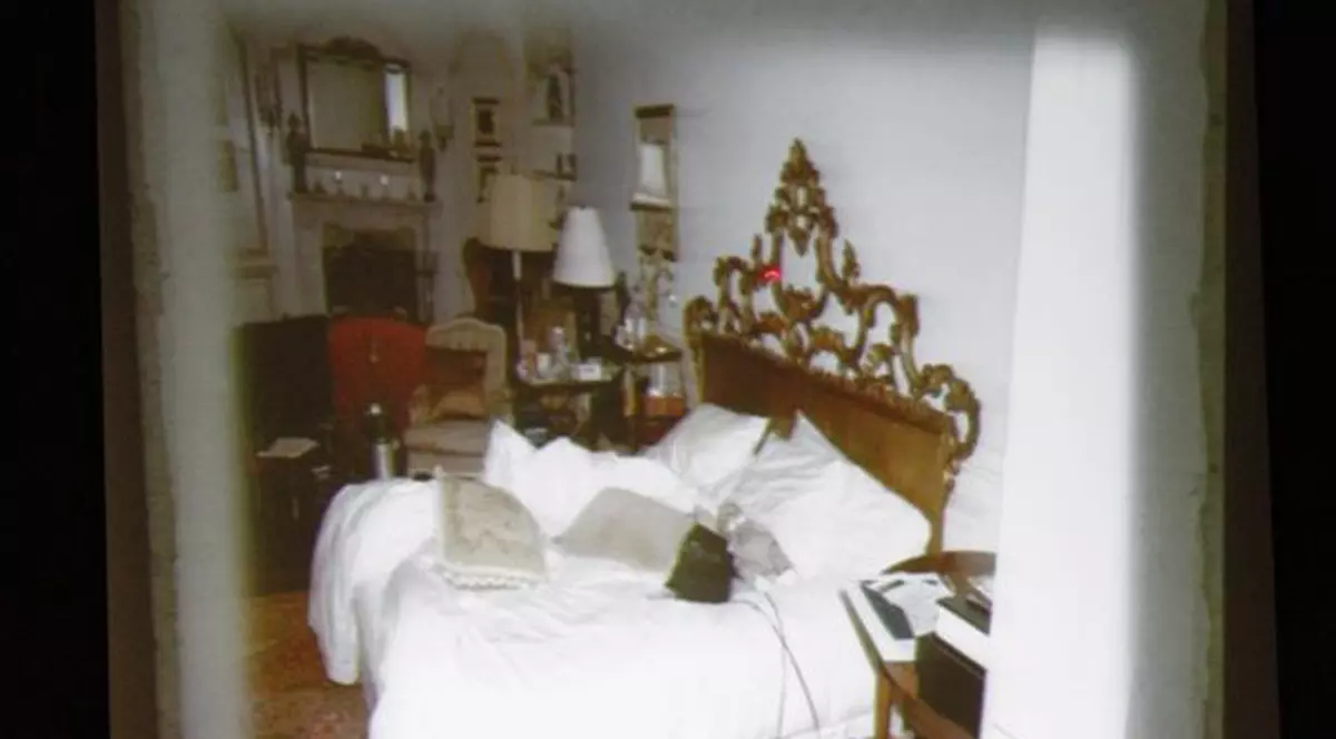 Foto | Patul în care a murit Michael Jackson, prezentat ca probă în procesul lui Conrad Murray
