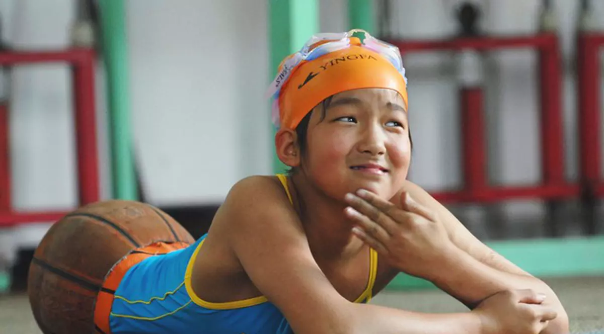 Foto & Video | Ea e fetiţa cu minge de baschet în loc de picioare