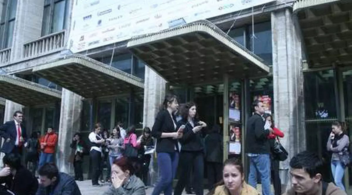 Elevii și studenții pot primi bani pe perioada vacanței! Ce acte sunt necesare!