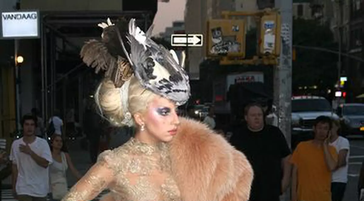 Foto | Lady GaGa, cărată de bodyguard