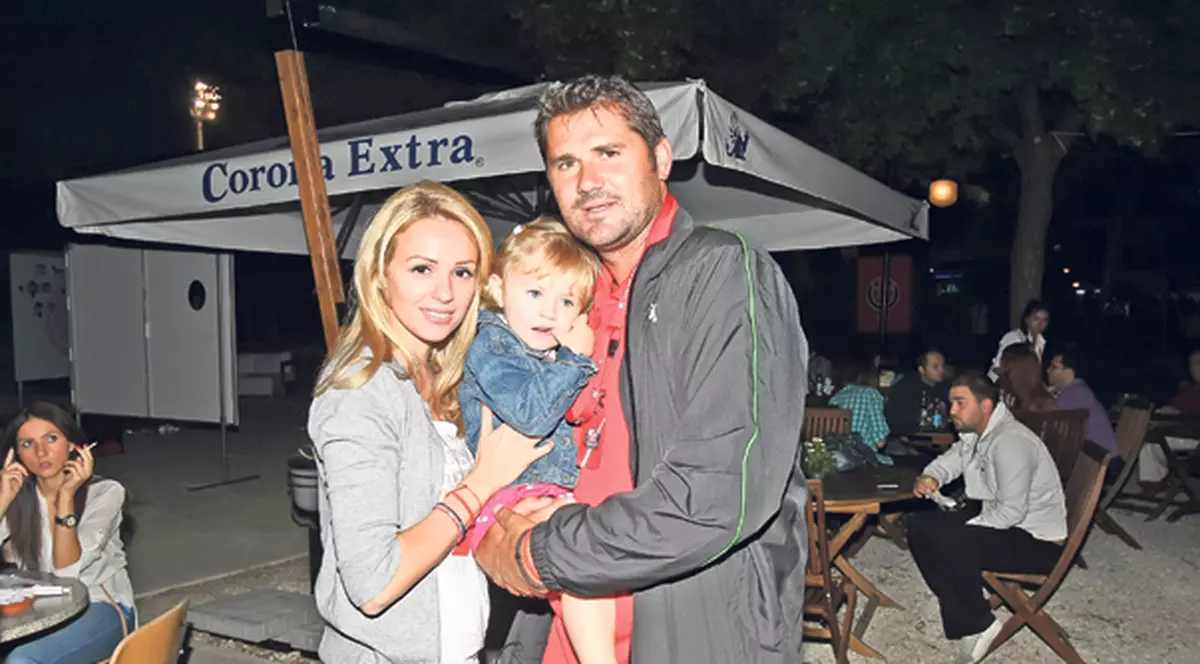 Deși are doar doi ani, fiica lui Catrinel şi a lui Gabriel Trifu, se dă în vânt după tenis