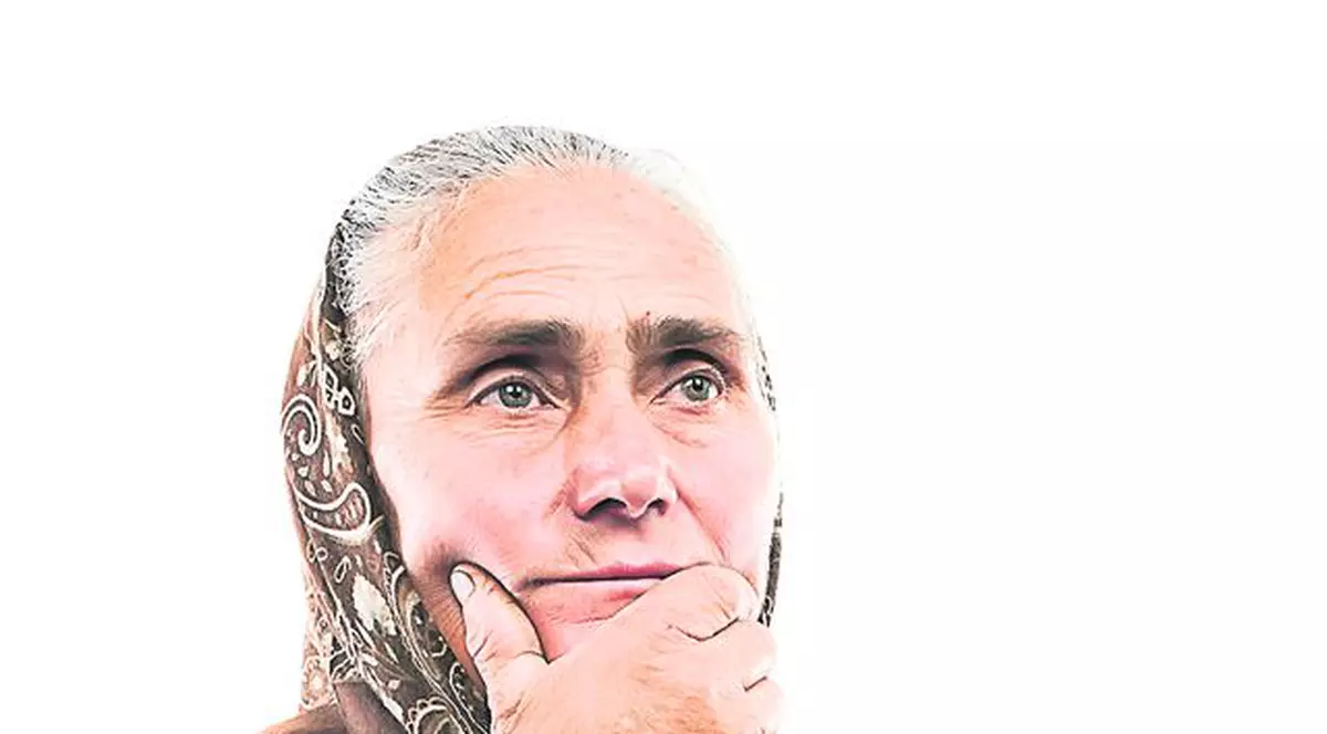 Pentru a face faţă unui nou val al crizei economice, Guvernul vrea să îngheţe anul viitor pensiile şi salariile