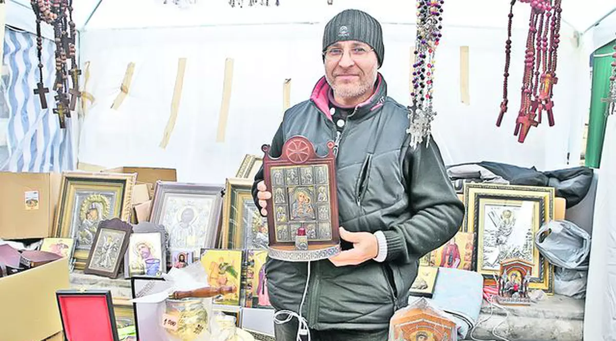 Comercianţii care au venit la Patriarhie cu ocazia sărbătorii de Sf. Dimitrie sunt afectaţi de criză: «Nu vindem nici la juma’ de preţ»