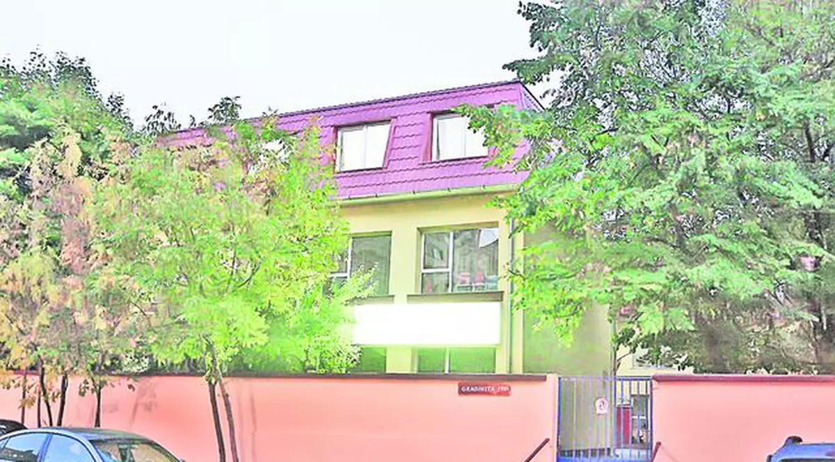 Băieţelul care a căzut în cap de la etajul 3 al unei grădiniţe din Capitală îşi revine miraculos