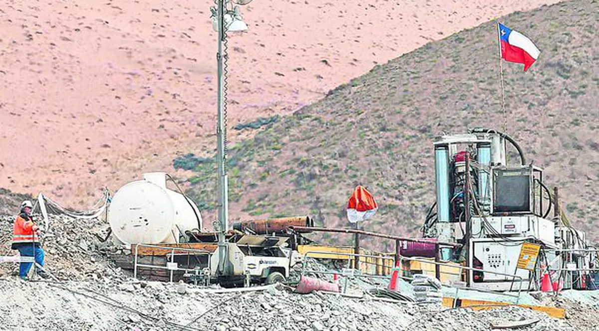 Minerii chilieni, salvaţi după 69 de zile, sunt bolnavi şi săraci