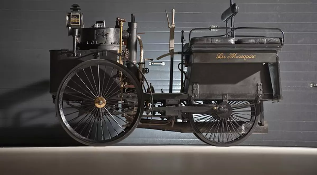 Foto | Cea mai veche maşină din lume, vândută cu 4,6 milioane de dolari