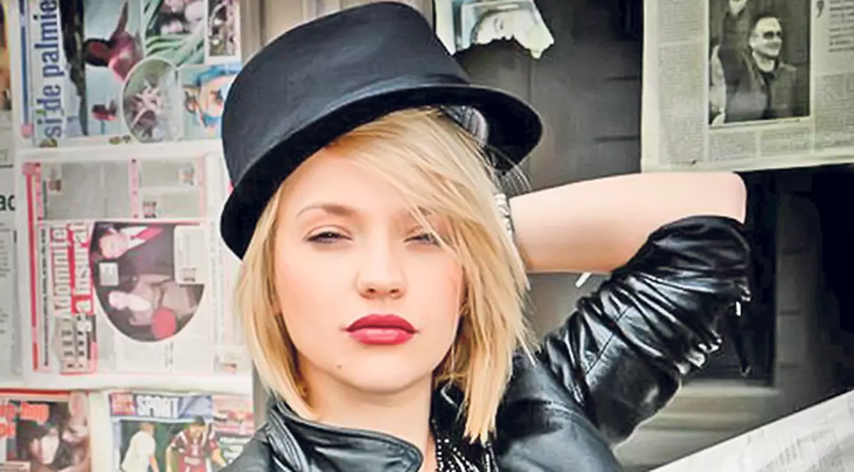 Ea e subalterna rockeriţă a lui Crin Antonescu!