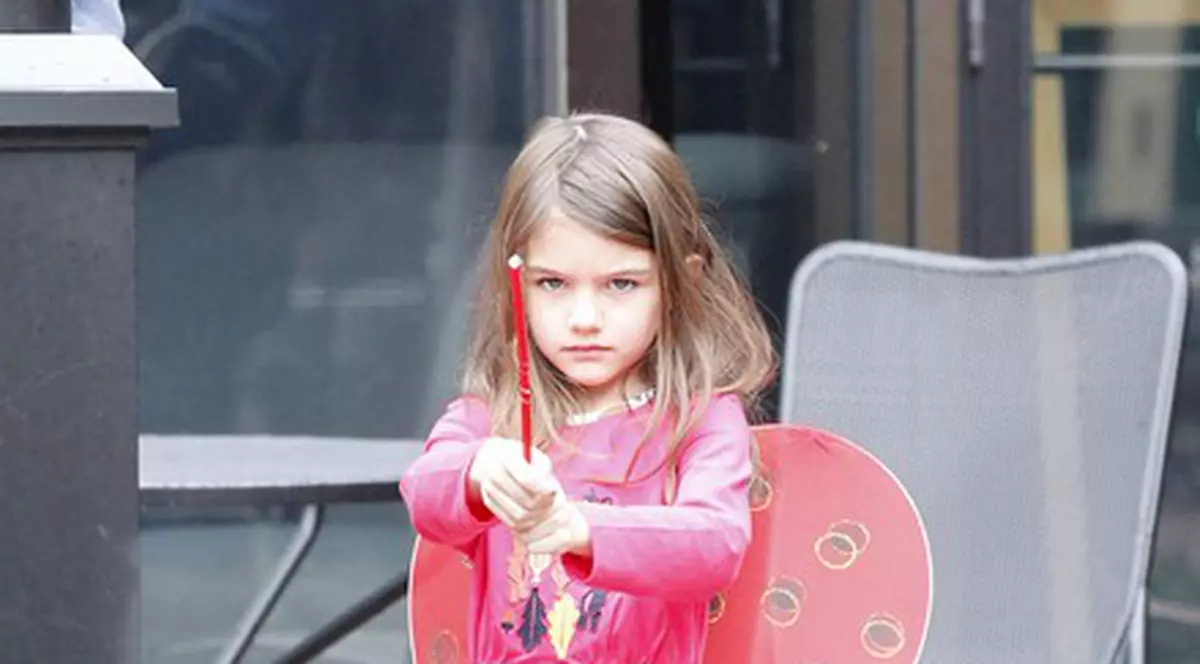 Foto | Ce răsfăţată e! Suri Cruise a ieşit pe stradă costumată în buburuză