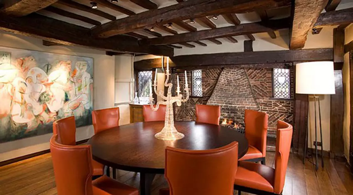 Foto | Brad Pitt nu este speriat de criză. Iată cum arată casa de 10 milioane de lire pe care şi-a luat-o în Londra!