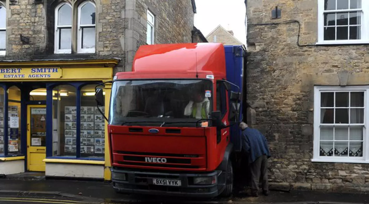 Foto | Au şi ei Dorelul lor! Ce o fi fost în capul lui când a intrat cu camionul acolo?