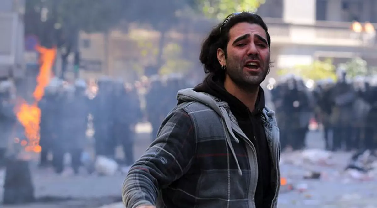 Foto | Situaţie explozivă în Atena! Peste 125.000 de oameni pe străzi şi ciocniri cu forţele de ordine