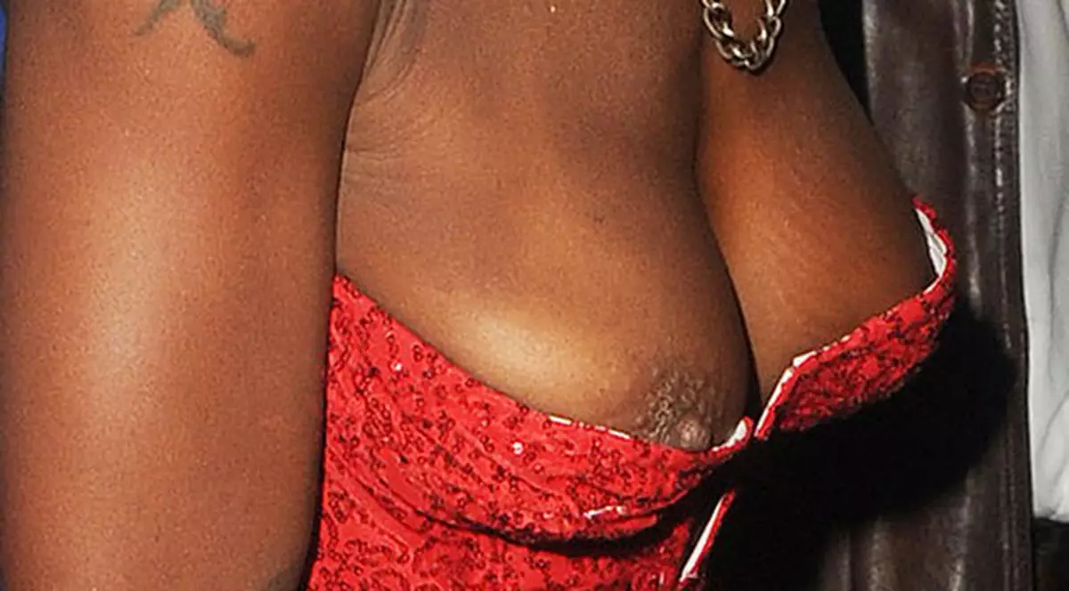 Foto | Ghici ce vedetă şi-a scos sfârcurile la înaintare!