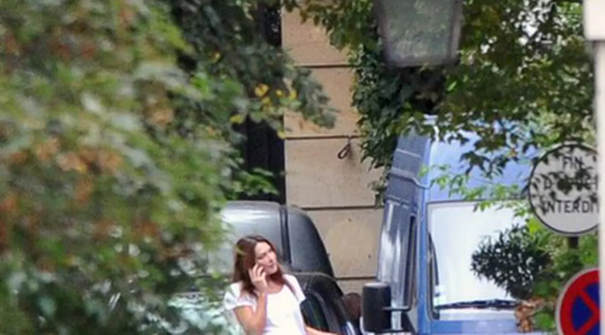 Foto | Carla Bruni, din nou cu burtica la vedere