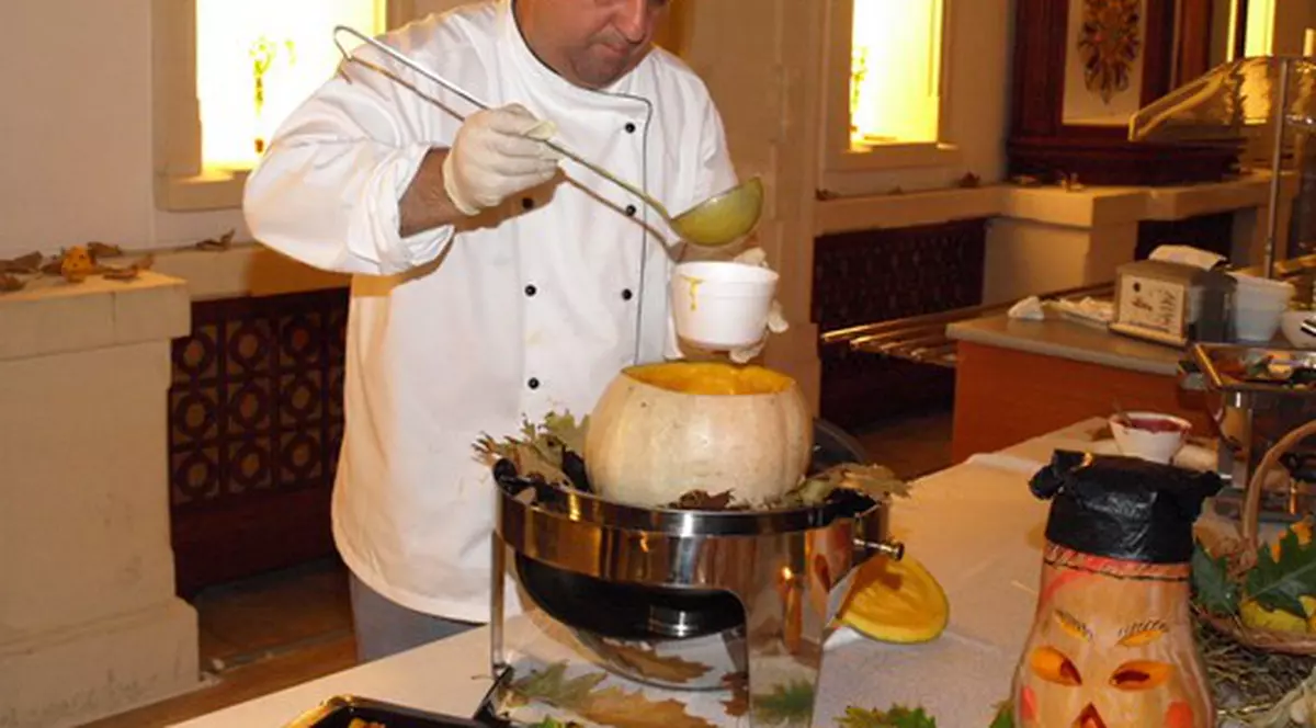 Foto | Iată cu ce bunătăţi s-au delectat aleşii noştri de Halloween!