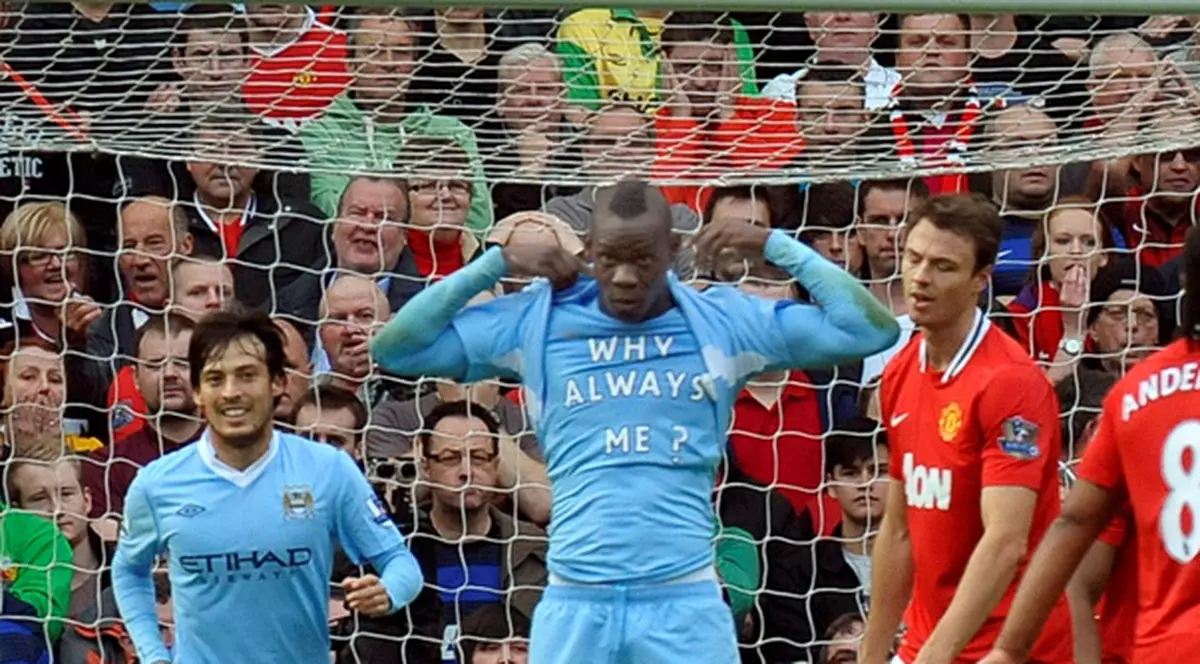 Roberto Mancini, tehnicianul lui Manchester City, răsuflă uşurat după ce Mario Balotelli şi-a dat foc la casă