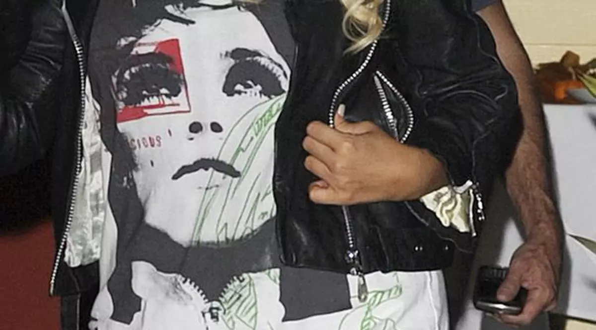 Punem pariu că nu știi ce cântăreață are picioarele așa butucănoase?