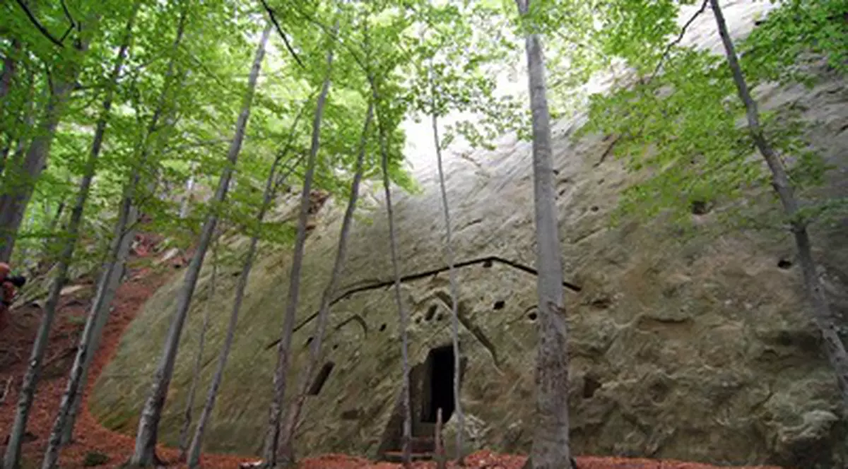 Se întâmplă în România! Un pustnic din munţi, evacuat din cauza pârtiei care se construieşte lângă chilia lui