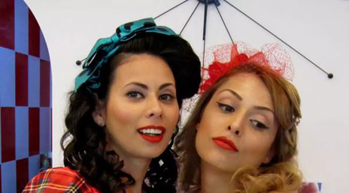 Angi de la Pin-Up Girls: „Nu există săptămână să nu cumpăr câte o lumânare parfumată!”  