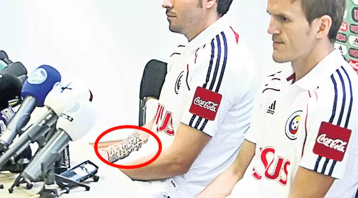 «Prințul» și-a tatuat pe brațe date de naștere ale membrilor familiei sale